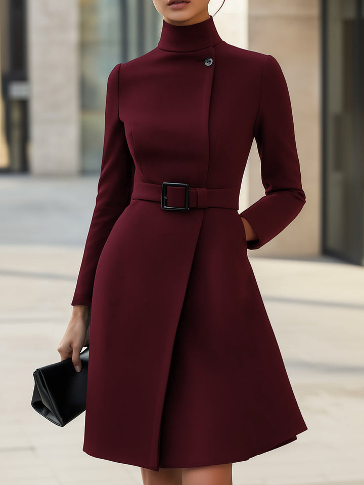 MAISON LUMIÈRE | ROBE ÉLÉGANTE À COL MONTANT ET CEINTURE