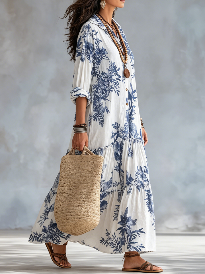 Dahlia™ | Robe maxi bohème à fleurs bleues à boutons sur le devant, à étages