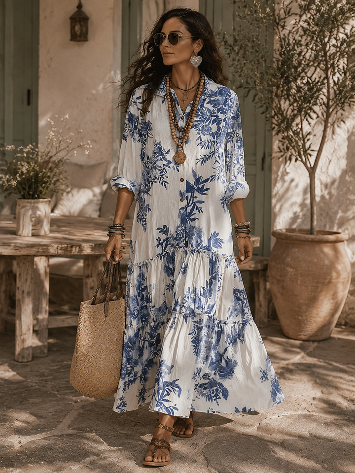 Dahlia™ | Robe maxi bohème à fleurs bleues à boutons sur le devant, à étages