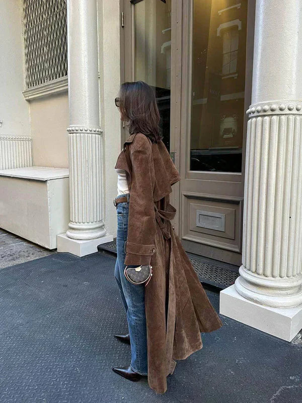 MAISON LUMIÈRE | LE TRENCH CHIC EN DAIM DOUX