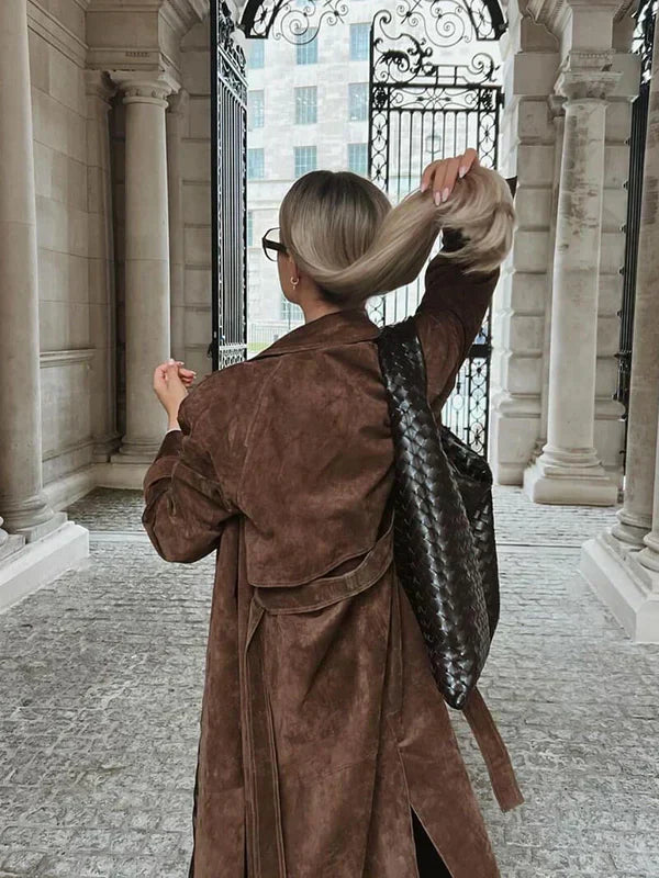 MAISON LUMIÈRE | LE TRENCH CHIC EN DAIM DOUX