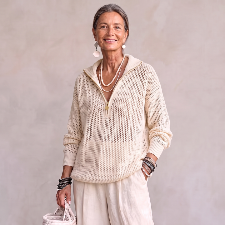 Monica Chic – Pull beige élégant à col zippé et coupe ample.