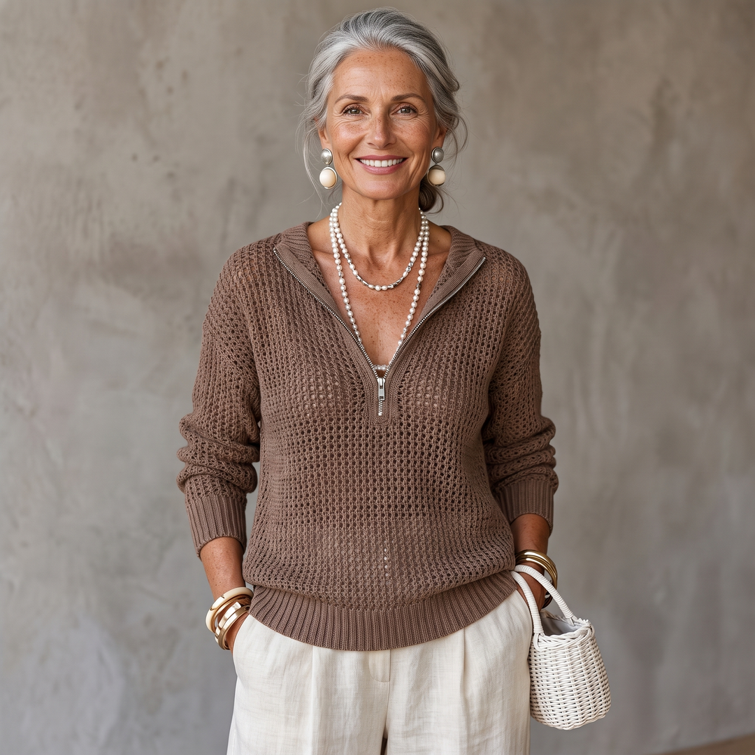 Monica Chic – Pull beige élégant à col zippé et coupe ample.
