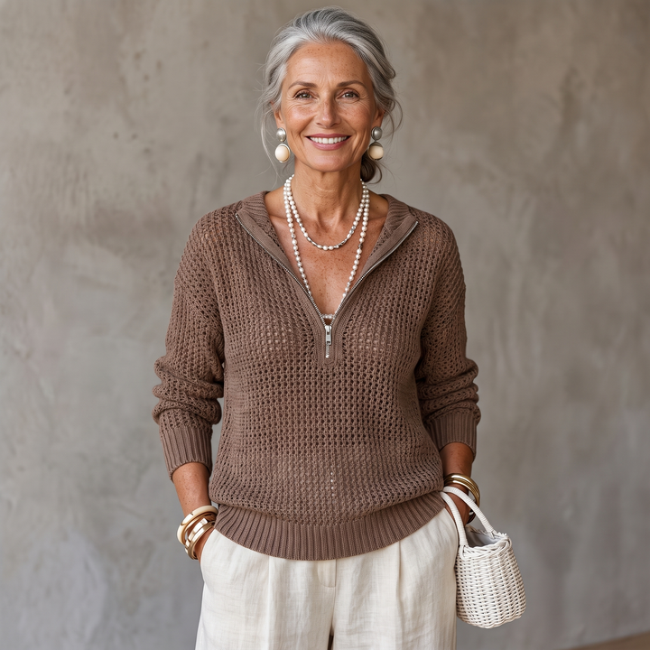 Monica Chic – Pull beige élégant à col zippé et coupe ample.