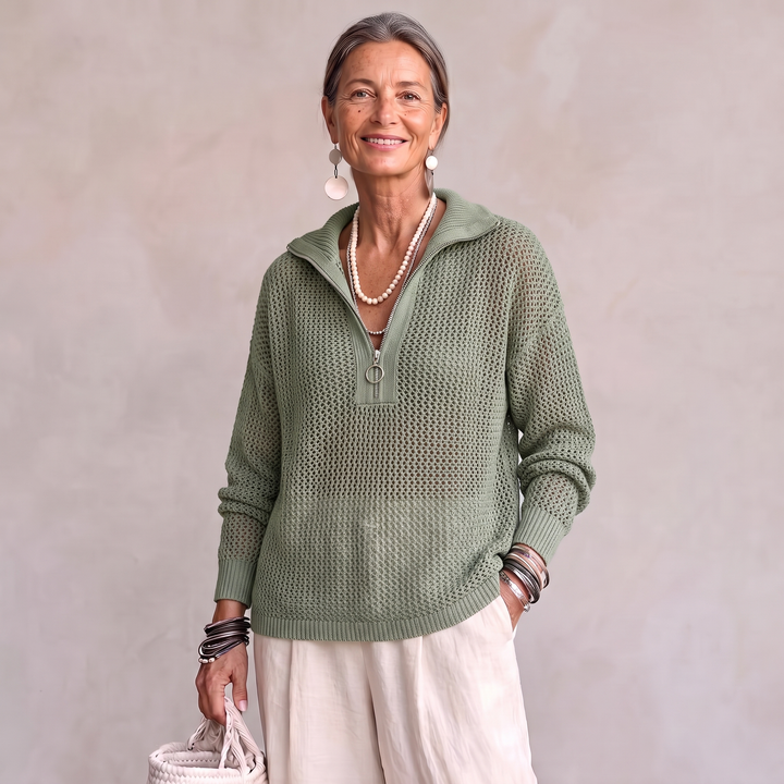 Monica Chic – Pull beige élégant à col zippé et coupe ample.