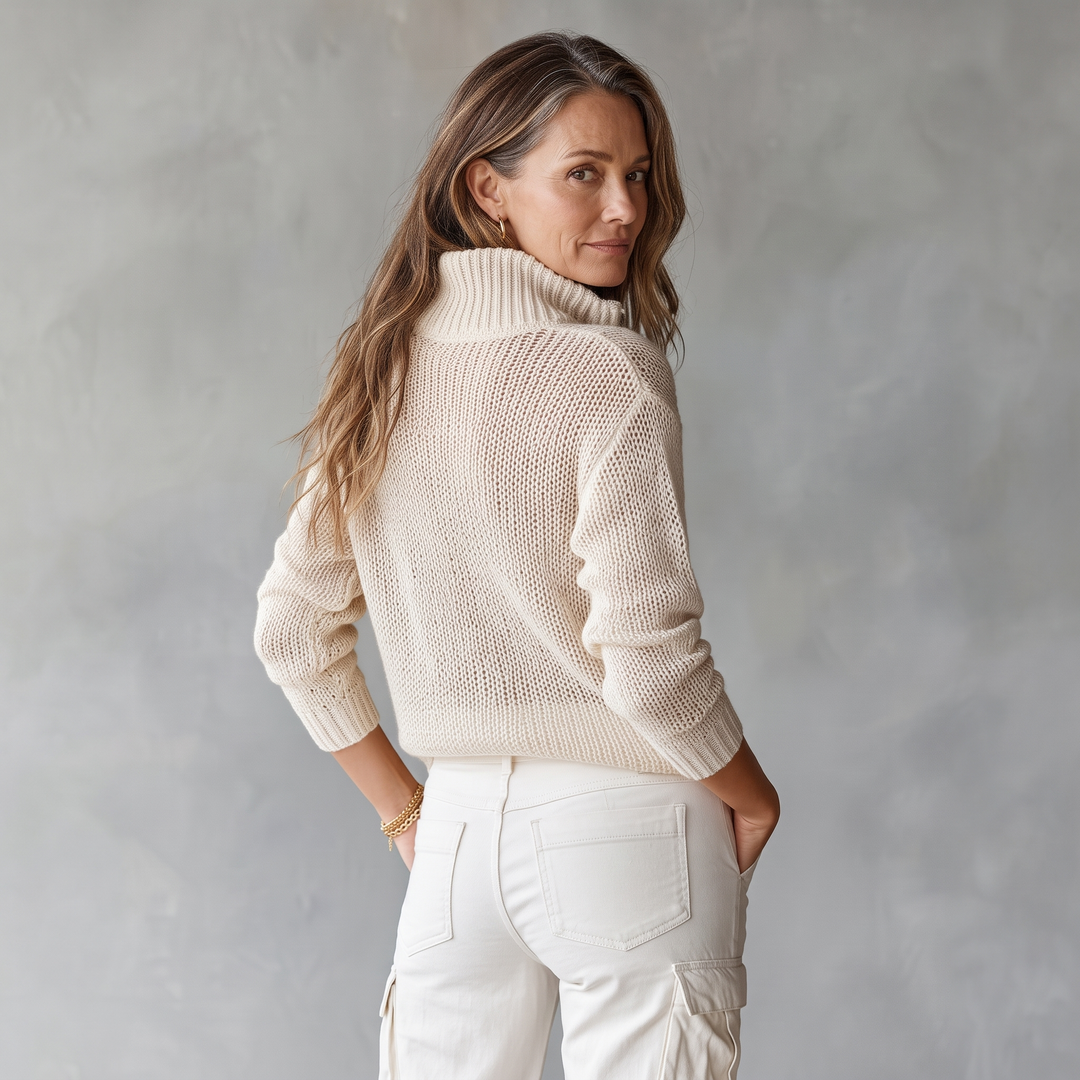 Monica Chic – Pull beige élégant à col zippé et coupe ample.