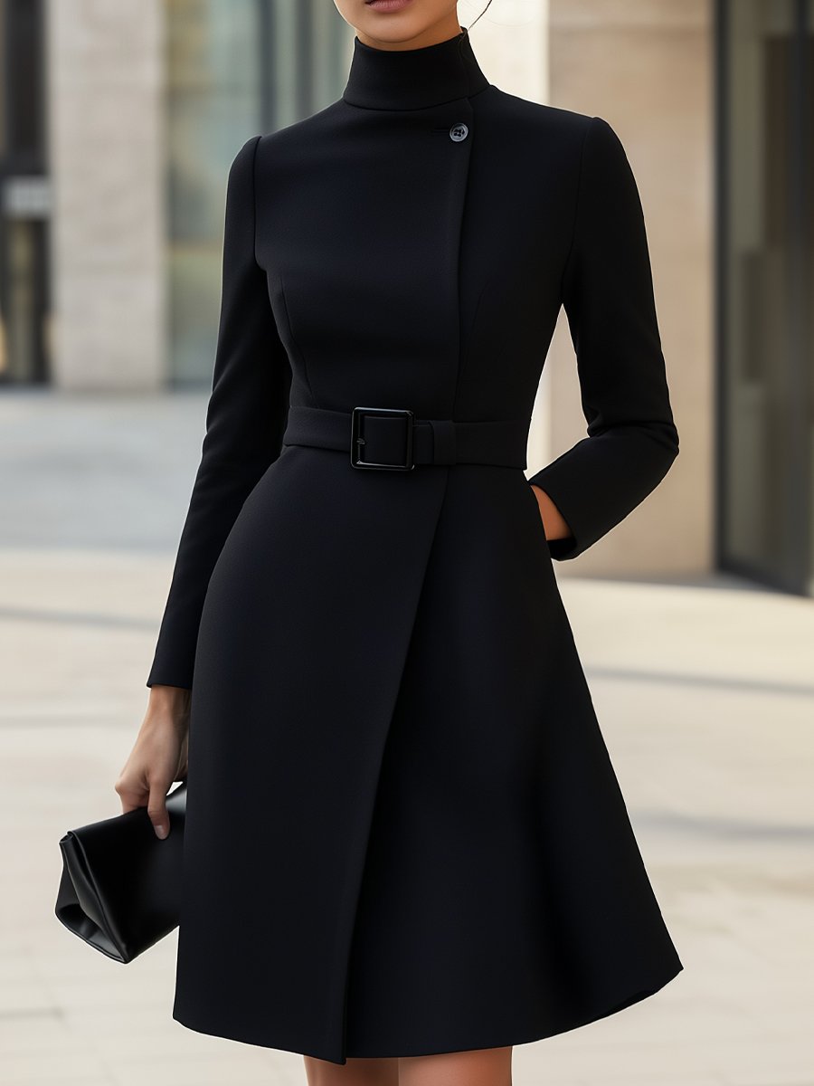 MAISON LUMIÈRE | ROBE ÉLÉGANTE À COL MONTANT ET CEINTURE